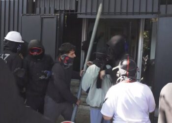 Sulmohet Gjykata e Apelit në Tiranë, protestuesit drejtohen nga “Brryli”, Policia në ndjekje