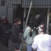 Sulmohet Gjykata e Apelit në Tiranë, protestuesit drejtohen nga “Brryli”, Policia në ndjekje