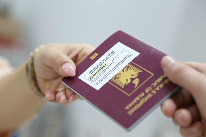 Ndryshojnë rregullat për kartat e identitetit  Si do të shpërndahen dokumentet dhe çfarë ndodh me ato që nuk tërhiqen
