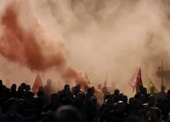 Situatë kaotike nga protestat studentore në Francë: Mbi 440 të arrestuar dhe 76 të plagosur nga traziat