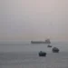 Alarm në Ngushticën e Hormuzit, cisterna goditet nga raketë dhe përfshihet nga flakët -
