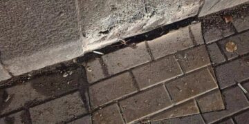 FOTO / Dhunohet pllaka e dëshmorit të 21 Janarit, Balla akuza Berishës: Nuk paske asnjë kod njerëzor!