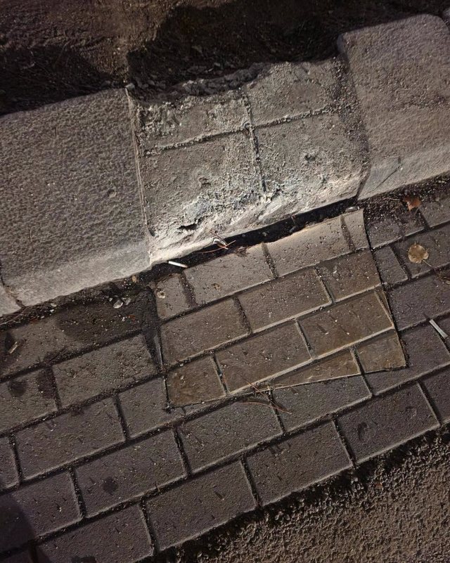 FOTO   Dhunohet pllaka e dëshmorit të 21 Janarit  Balla akuza Berishës  Nuk paske asnjë kod njerëzor 