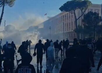 FOTO/ Plaçkitje gjatë sulmeve, turma e protestuesve të maskuar zbraz dyqanet