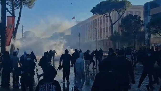 foto-plackitje-gjate-sulmeve-turma-e-protestuesve-te-maskuar-zbraz-dyqanet