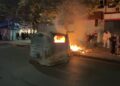 Kaos në rrugët e Tiranës, protestuesit djegin kosha mbeturinash e hedhin fishekzjarrë