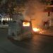 Kaos në rrugët e Tiranës, protestuesit djegin kosha mbeturinash e hedhin fishekzjarrë