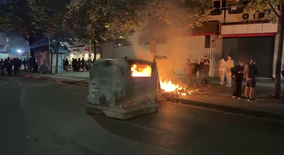 Kaos në rrugët e Tiranës  protestuesit djegin kosha mbeturinash e hedhin fishekzjarrë
