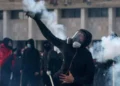 VIDEO/ Gazetari dencon dhunën e protestuesve ndaj medias: Po na godasin dhe më pas luajnë viktimën!