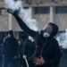 VIDEO/ Gazetari dencon dhunën e protestuesve ndaj medias: Po na godasin dhe më pas luajnë viktimën!