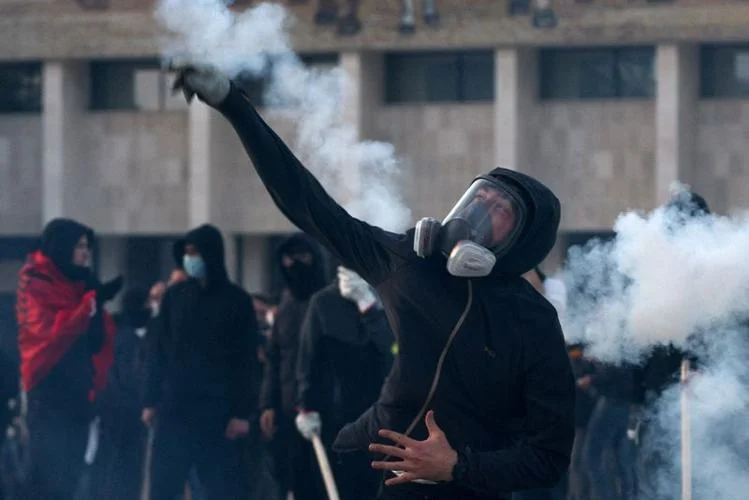 VIDEO  Gazetari dencon dhunën e protestuesve ndaj medias  Po na godasin dhe më pas luajnë viktimën 
