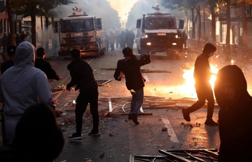Aktori denoncon vandalizimin e banesës pas shkrimeve kundër dhunës në protestë  Do të mbyll qepenat  të marr një armë dhe të ruaj veten 