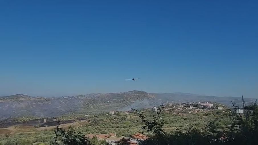 Flakët iu afruan banesave e puseve të naftës  shuhet zjarri masiv në Margëlliç pas ndërhyrjes së avionit  Air Tractor 