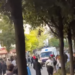Protestuesit zhvendosen te “Zogu i Parë”, thyejnë xhama të bizneseve, djegin kosha dhe pengojnë ambulancën