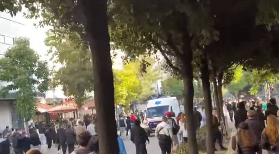 Protestuesit zhvendosen te  Zogu i Parë   thyejnë xhama të bizneseve  djegin kosha dhe pengojnë ambulancën