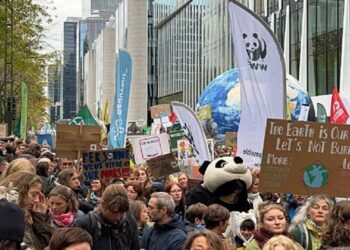 45 mijë njerëz marshojnë në Bruksel! Protestuesit kërkojnë fundin e subvencioneve për lëndët djegëse fosile