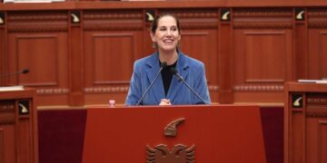 Kumbaro: Dhunimi ndaj institucioneve nuk zgjidh asgjë! Dialogu dhe fjala janë e vetmja rrugë