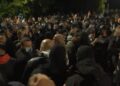 Publikohet videoja që zbulon çfarë ndodhi para se Klevis Balliu të përfundonte në Lanë, si protestuesit e maskuar iu vërsulën deputetëve të PD-së