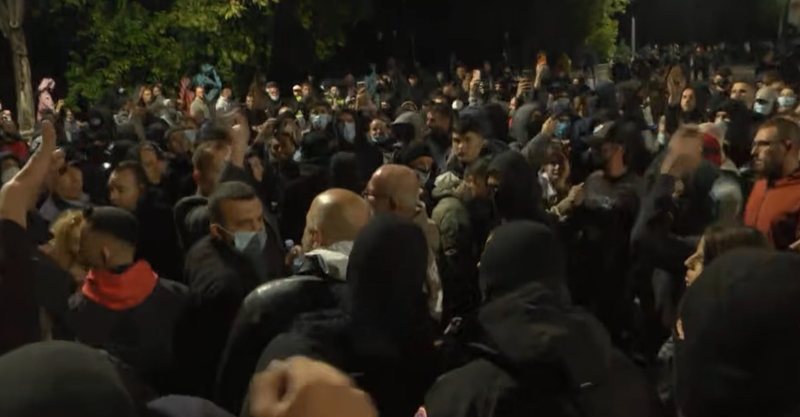 Publikohet videoja që zbulon çfarë ndodhi para se Klevis Balliu të përfundonte në Lanë, si protestuesit e maskuar iu vërsulën deputetëve të PD-së