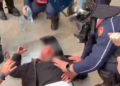 “Shyqyr që dole gjallë!”/ Momenti kur Policia shpëton qytetarin e dhunuar nga protestuesit e maskuar