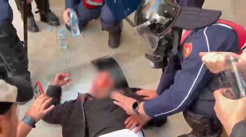  Shyqyr që dole gjallë    Momenti kur Policia shpëton qytetarin e dhunuar nga protestuesit e maskuar