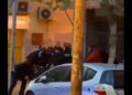 Pamje të rënda, protestuesit sulmojnë efektivin pas shpine dhe e “masakrojnë” me shkelma dhe shkopinj druri