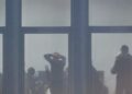 VIDEO / Djegin PS, strehohen në PD, policia hedh gaz pranë selisë blu, tensione në oborr
