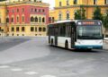 Protestat dhe bllokimet e rrugëve rëndojnë transportin urban e interurban, operatorët raportojnë humbje ekonomike nga ndërprerja e linjave