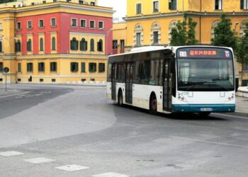 Protestat dhe bllokimet e rrugëve rëndojnë transportin urban e interurban, operatorët raportojnë humbje ekonomike nga ndërprerja e linjave