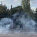 Protestë me tensione para Kryeministrisë, momenti kur një qytetar thërret “Allahu Ekber” përballë efektivëve të policisë