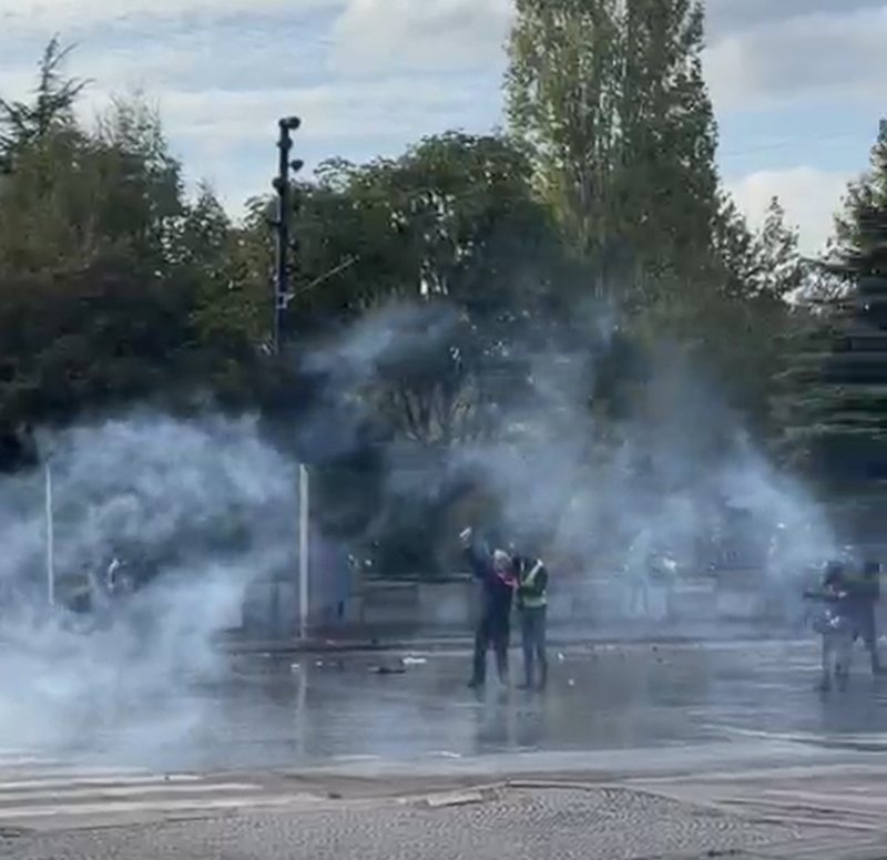 Protestë me tensione para Kryeministrisë  momenti kur një qytetar thërret  Allahu Ekber  përballë efektivëve të policisë