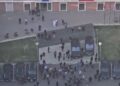 Pas sulmeve me molotovë dhe gurë, protestuesit e maskuar futen sërish në selinë e PD-së për t’iu shmangur policisë