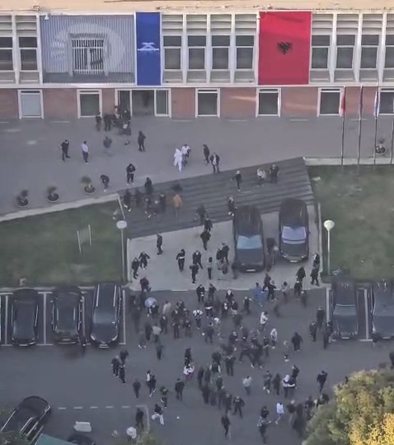 Pas sulmeve me molotovë dhe gurë  protestuesit e maskuar futen sërish në selinë e PD së për t iu shmangur policisë