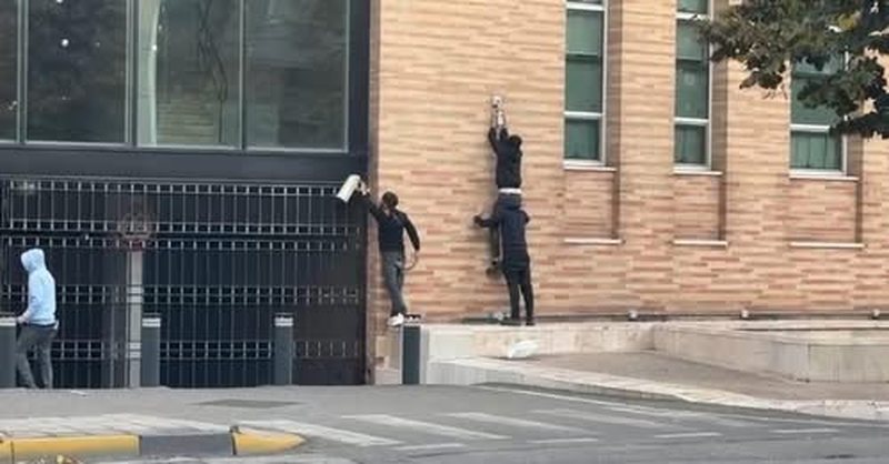 Protestuesit e maskuar sulmojnë Bankën e Shqipërisë