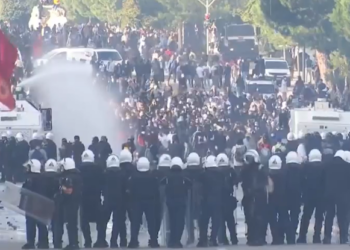 Vandalët përkrahen, policët sulmohen