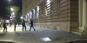 Tensione në bulevard, protestuesit thyejnë xhamat e Kryesisë së Kuvendit