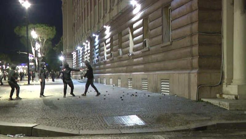 Tensione në bulevard  protestuesit thyejnë xhamat e Kryesisë së Kuvendit