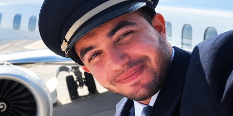 Si u radikalizua piloti që tentoi rrëzimin e avionit me qytetarë izraelitë? -