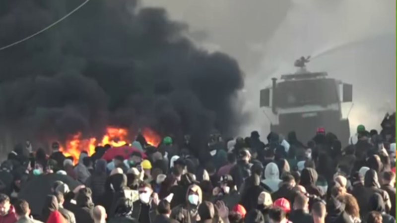 Përplasjet në bulevard  17 efektivë policie dhe 4 protestues të plagosur