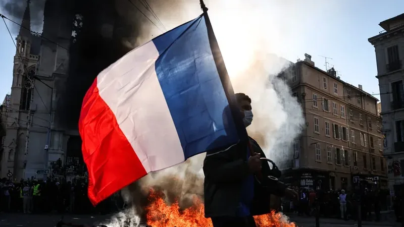  Franca po digjet   Trump fajëson emigracionin për trazirat e dhunshme  Mbyllni kufinjtë 