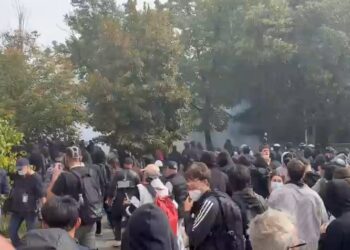 Protestuesit sulmojnë selinë e PS në Tiranë, policia shpërndan turmën me gaz