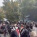 Protestuesit sulmojnë selinë e PS në Tiranë, policia shpërndan turmën me gaz