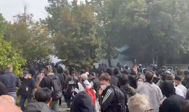 Protestuesit sulmojnë selinë e PS në Tiranë  policia shpërndan turmën me gaz