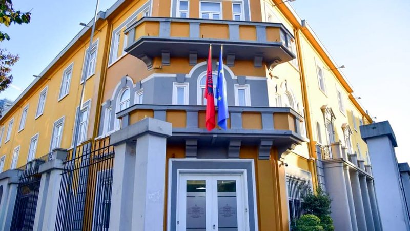 Pas natës së dhunës në Tiranë  rrugët i kthehen normalitetit  bizneset në zonat e prekura nuk hapin qepenat 