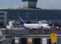 Moska vendoset në shënjestër! Pezullohen fluturimet në të gjitha aeroportet e kryeqytetit rus -
