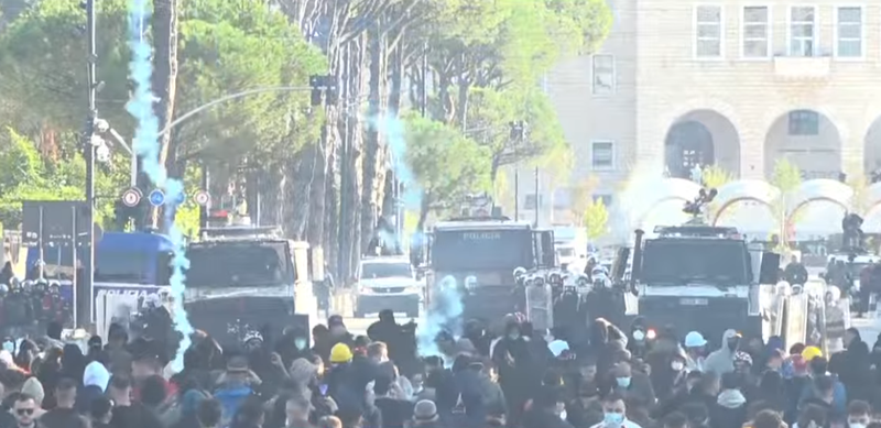 Nisin sulmet ndaj Kryeministrisë  Policia përgjigjet me gaz dhe ujë  FNSH tenton disa arrestime