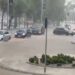 VIDEO/ Reshjet e dendura përfshijnë Vlorën, balta dhe dherat “pushtojnë” rrugët, vështirësi në qarkullimin e automjeteve!