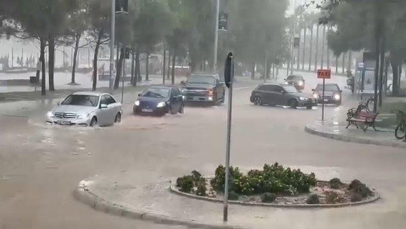 VIDEO  Reshjet e dendura përfshijnë Vlorën  balta dhe dherat  pushtojnë  rrugët  vështirësi në qarkullimin e automjeteve 