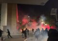 Dhuna zhvendoset pranë selisë së PS-së, policia përdor gaz lotsjellës për të shpërndarë protestuesit