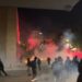 Dhuna zhvendoset pranë selisë së PS-së, policia përdor gaz lotsjellës për të shpërndarë protestuesit